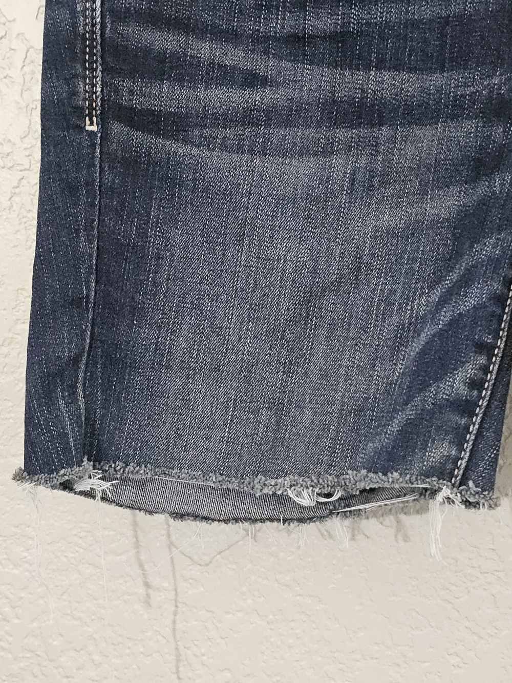 American Eagle Artist Crop Dark Wash Denim Cutoff Shorts Womens 8 Mid-Rise - Picture 3 of 7